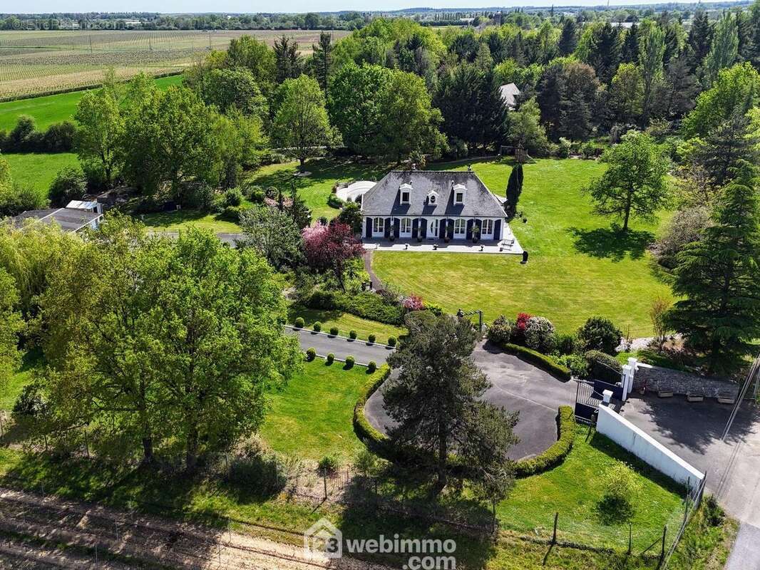 La maison est édifiée dans un environnement calme, nature et préservé à 5 minutes des commerces et écoles. - Maison à BRISSAC-QUINCE
