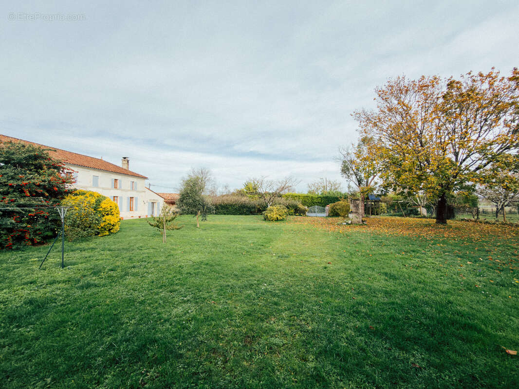 Maison à BAIGNES-SAINTE-RADEGONDE