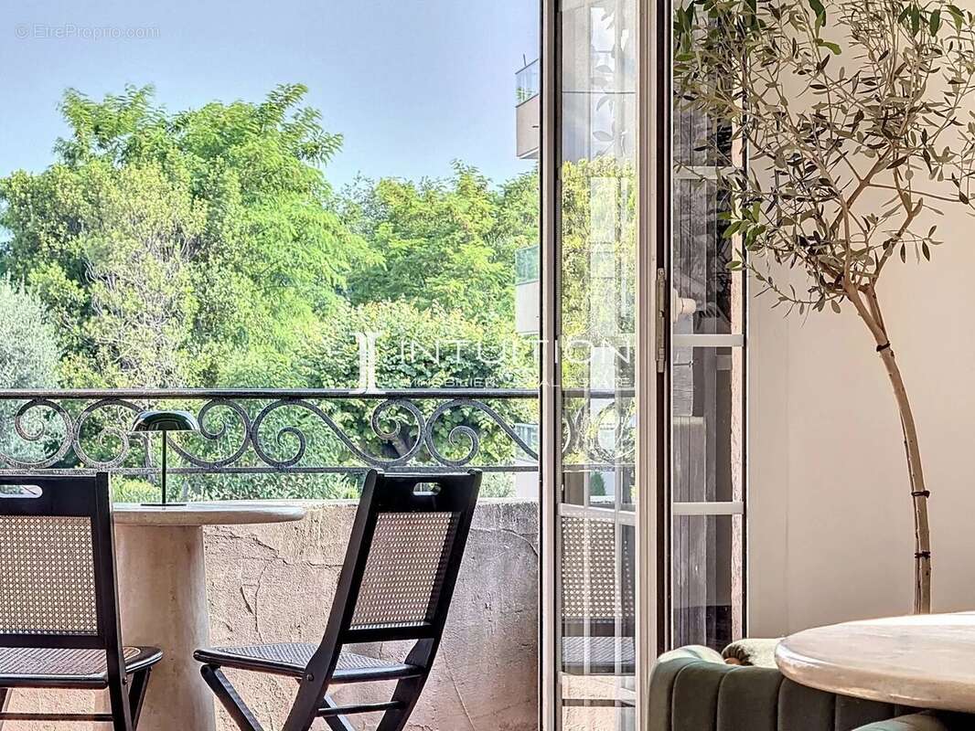 Saint Laurent du Var : 3 pièces entièrement rénové au dernier étage avec garage - photo 17