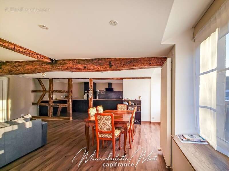 Maison à BAGE-LE-CHATEL