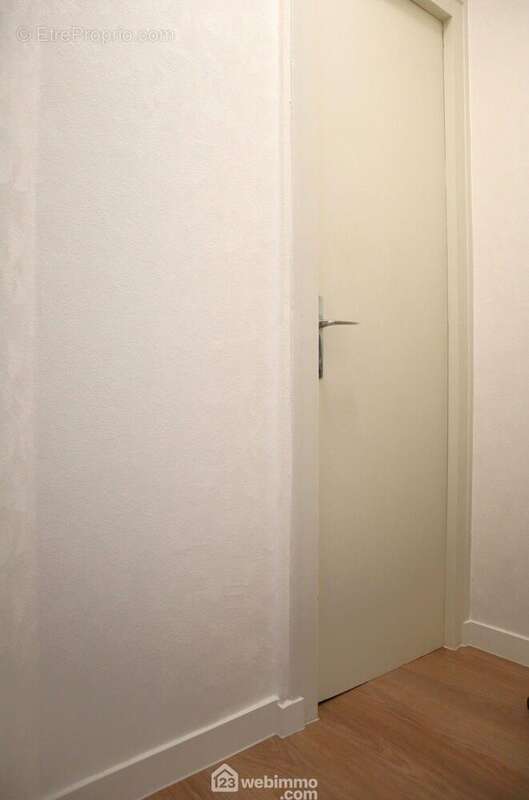 Et un dégagement avec WC indépendant. - Appartement à POITIERS