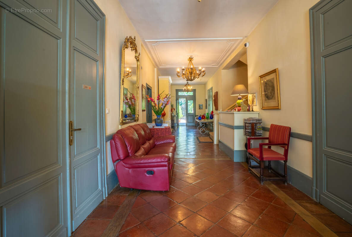 Magnifique Demeure dans le style néo paladien de 750 m2 comprenant 9 suites et 3 chambres avec un terrain de 1 - photo 12