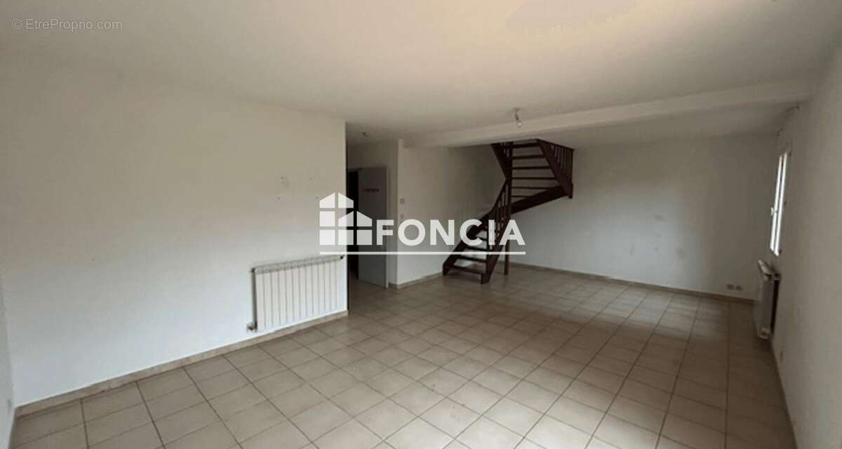 Maison à ENTRAIGUES-SUR-LA-SORGUE