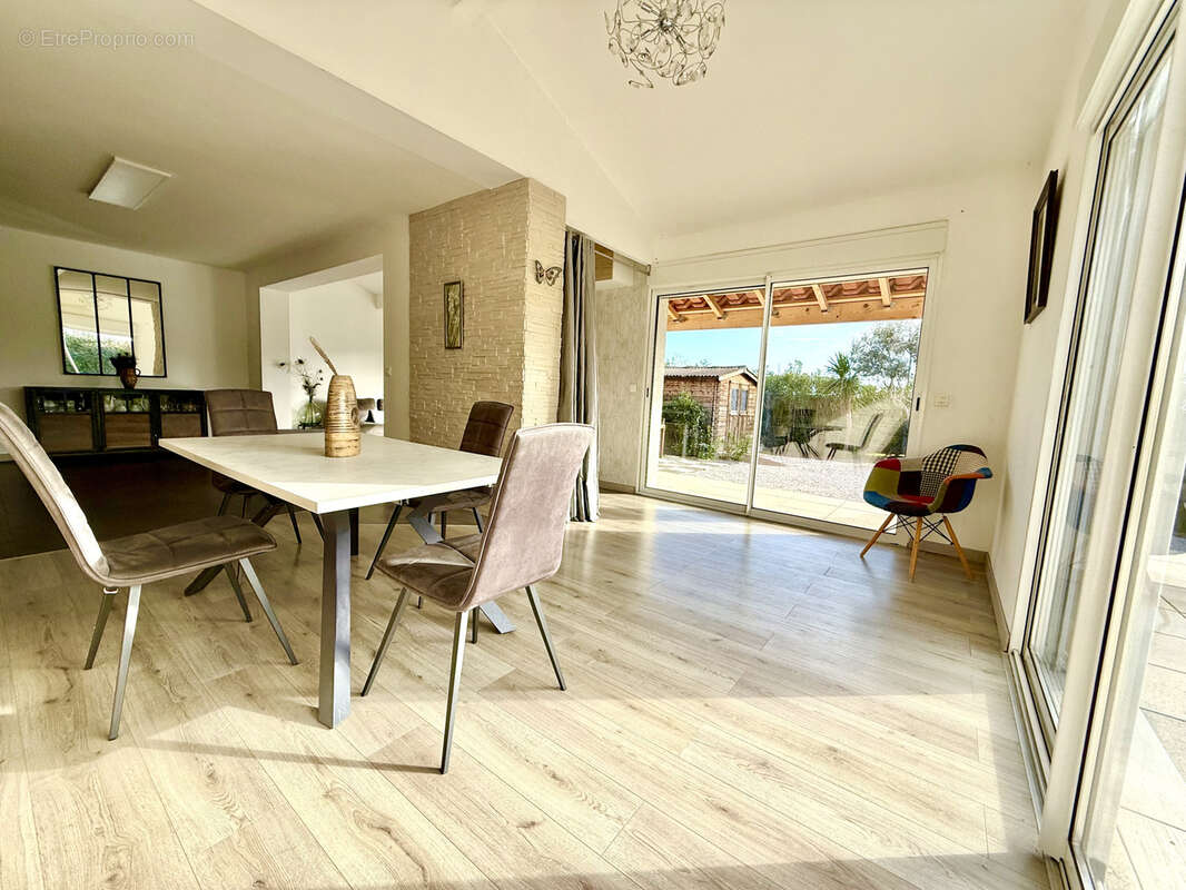 Maison à VIC-LA-GARDIOLE