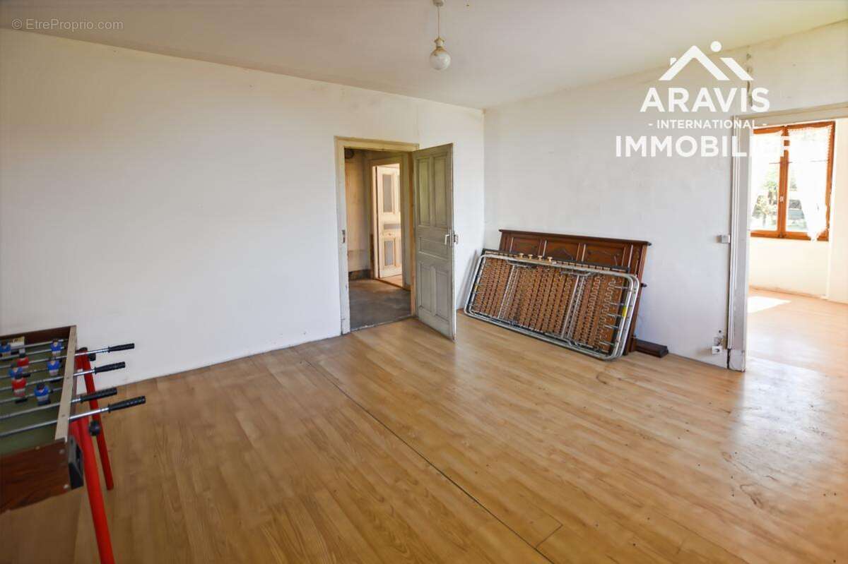 Maison à LA RIVIERE-ENVERSE