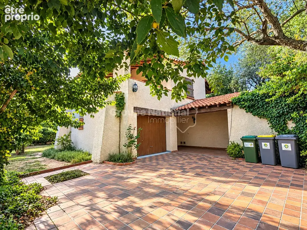 Toulon est bas faron - villa t5 sur deux niveaux de 166 m² -  garages - terrain de 750m² - photo 13