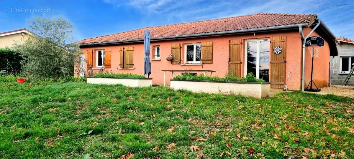 Maison à NEUVILLE-LES-DAMES