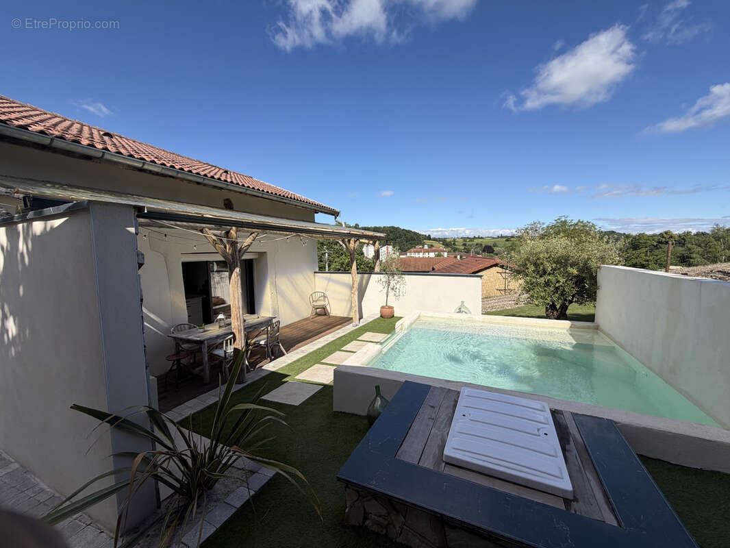 Maison à NIVOLAS-VERMELLE