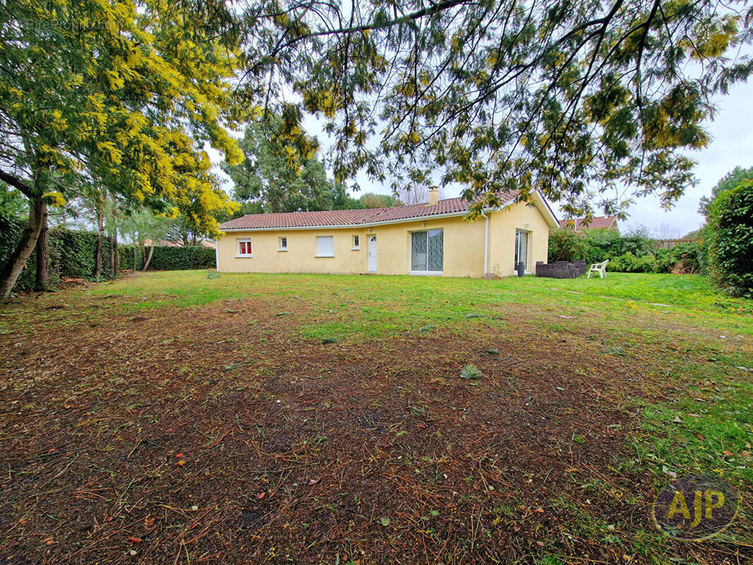 Maison à PARENTIS-EN-BORN