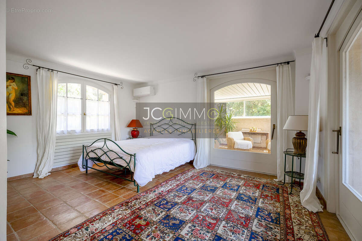Élégante villa provençale de 194m2 habitables avec piscine à débordement sur 1694m2 de terrain. - photo 15