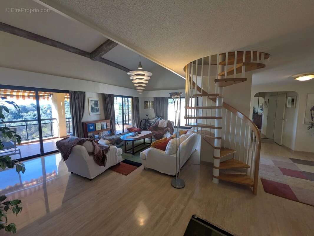 Appartement à MOUGINS