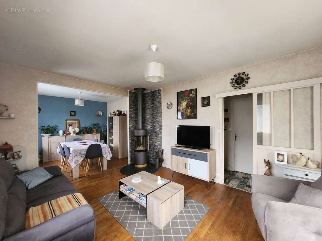 Maison à LE CHATENET-EN-DOGNON