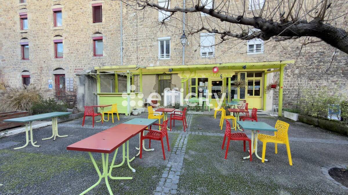 Commerce à SAINT-JULIEN-MOLIN-MOLETTE