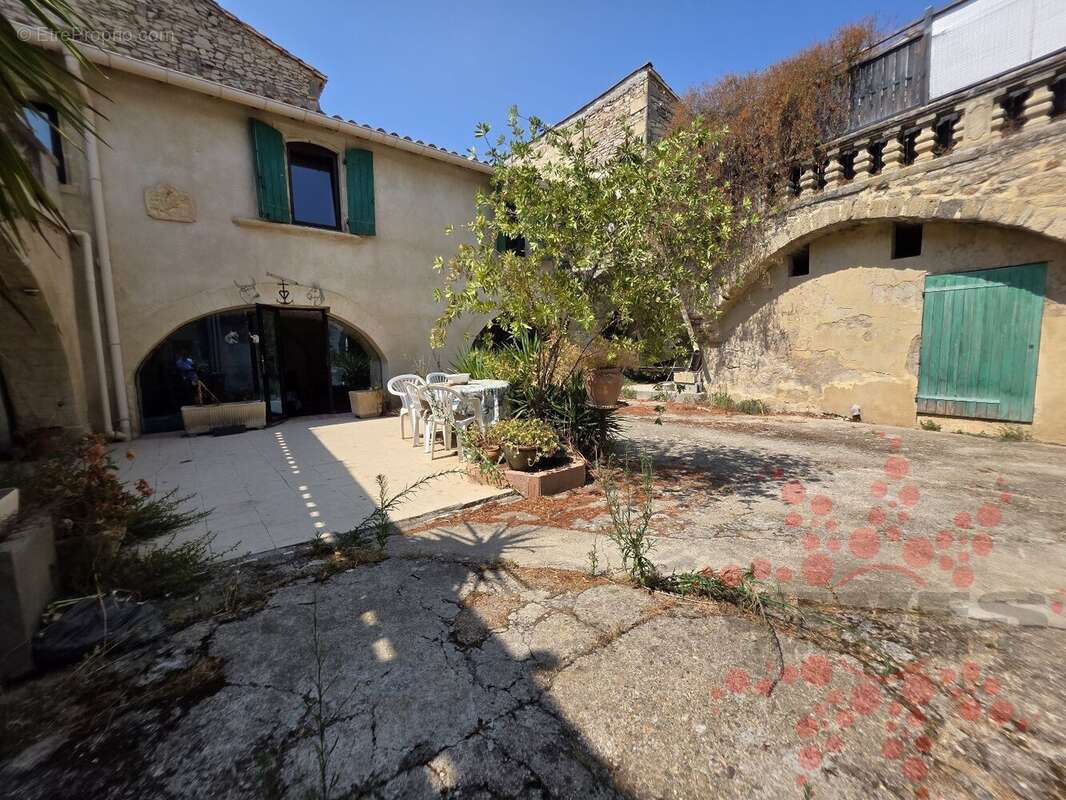 Maison en pierre avec cour et dépendances - photo 12