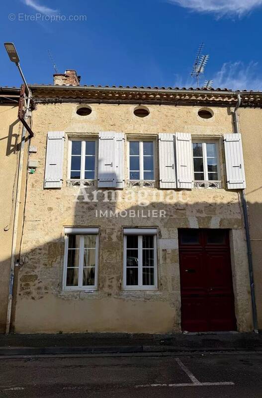 Maison à VIC-FEZENSAC