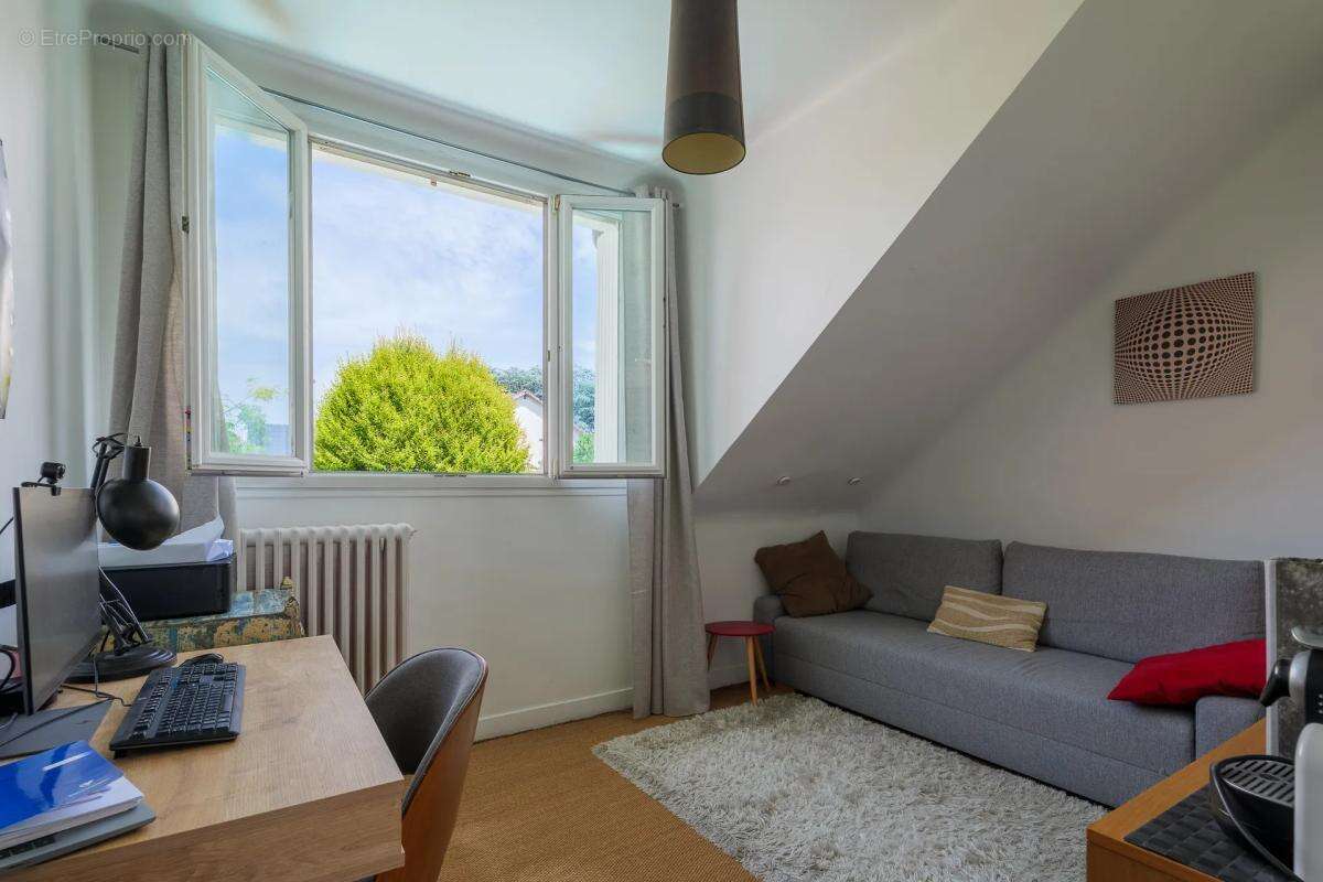 Maison 7 pièces 127 m² à Gagny avec piscine, jardin et parkings - photo 8