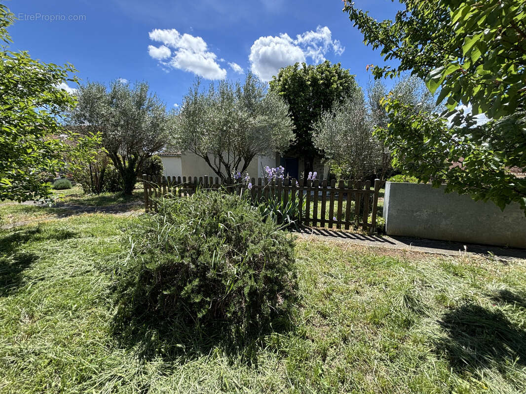 Terrain constructible de 662 m2 avec dependance maset de 37 m2 - centre village - photo 10