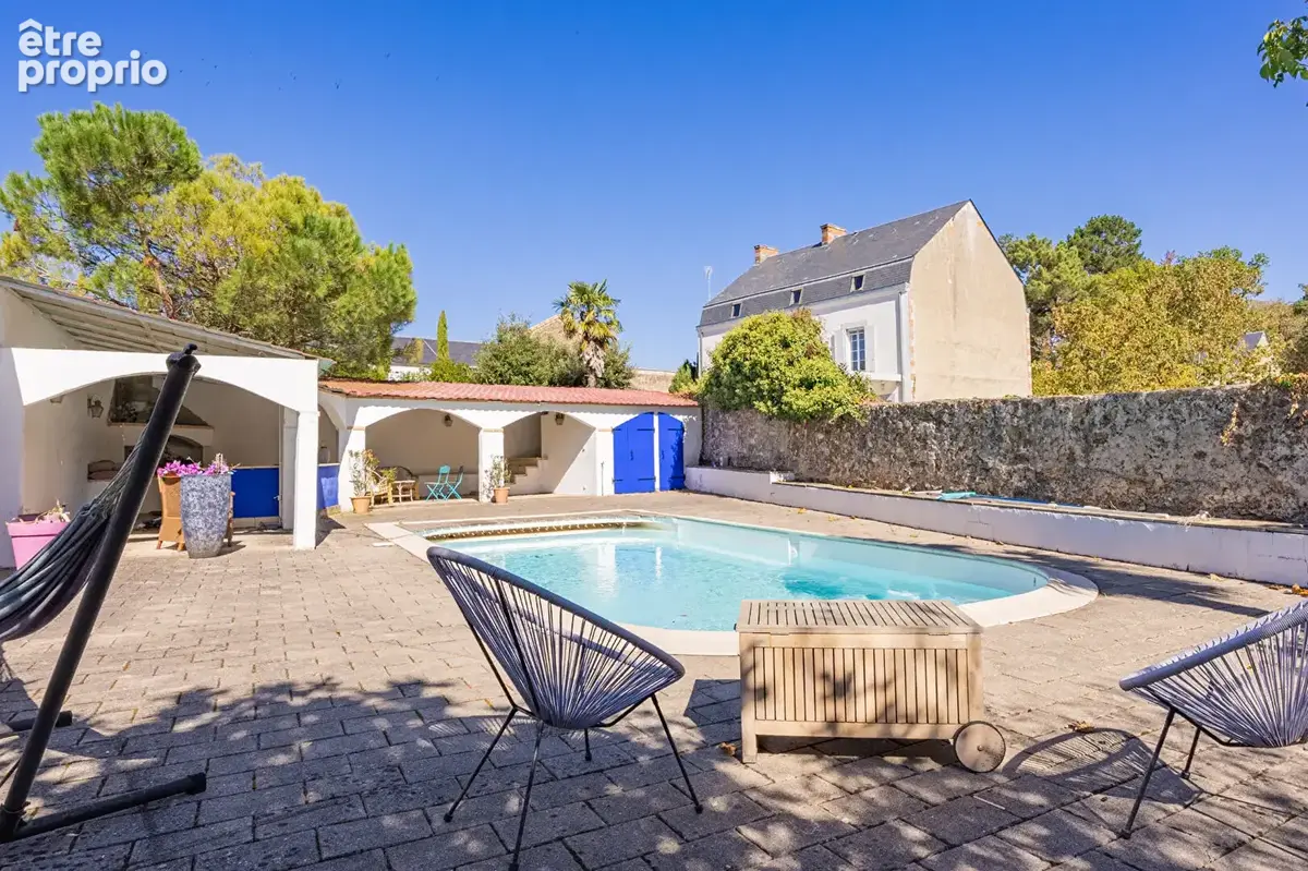 Demeure bourgeoise de la fin du XIX siècle au coeur de Nesmy  -330 m2 - 7 chambres - Piscine - Dépendances - photo 6