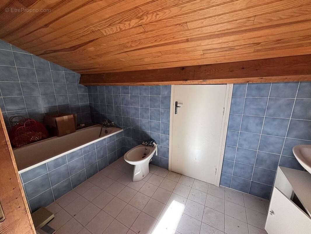 Salle de bain 2 avec chambre 4 - Maison à CAHORS