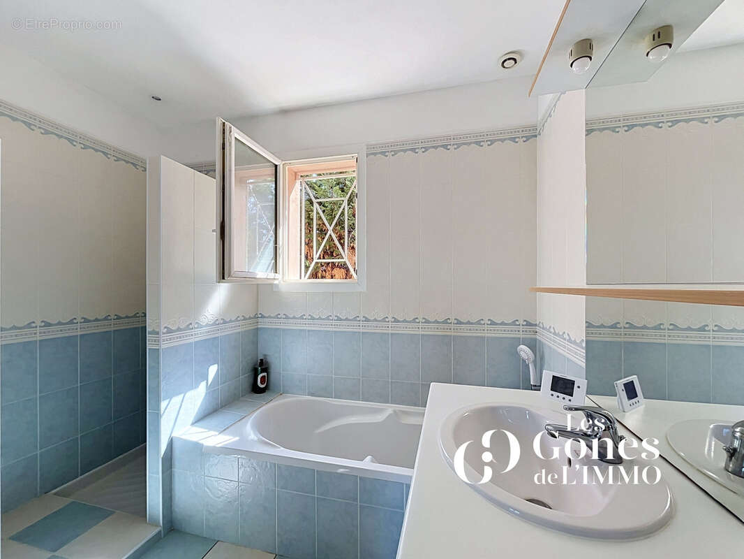 Maison familiale de 130 m2 sur 1 100 m2 de terrain avec piscine à 300 M du centre de Brindas - photo 8