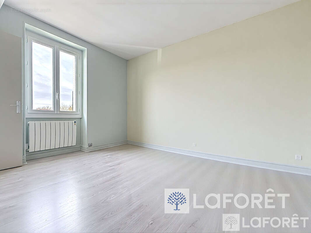 Appartement à SAINT-JEAN-DE-BOURNAY