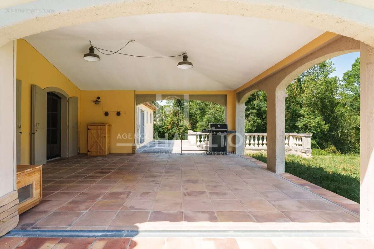 Maison à CHATEAUNEUF-GRASSE