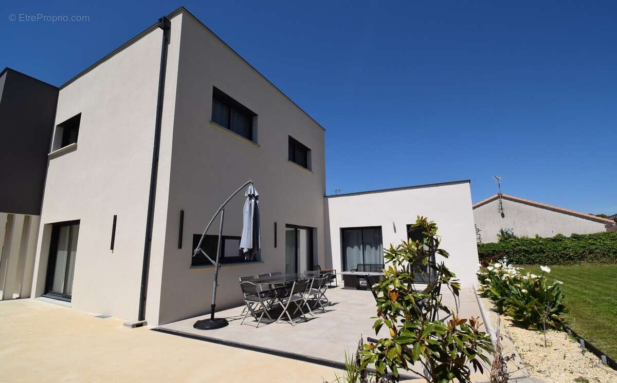 Maison à CREUZIER-LE-VIEUX