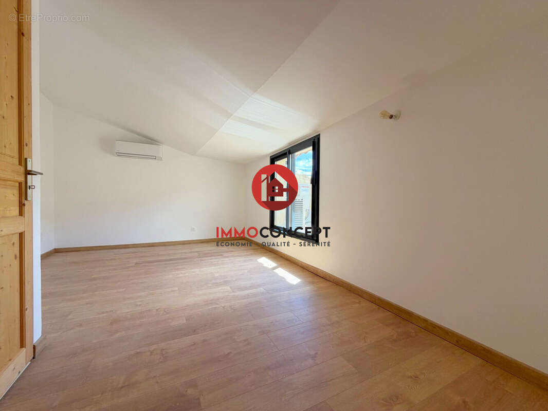 Appartement à LAUDUN-L'ARDOISE