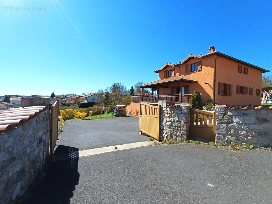 Maison à CRAPONNE-SUR-ARZON