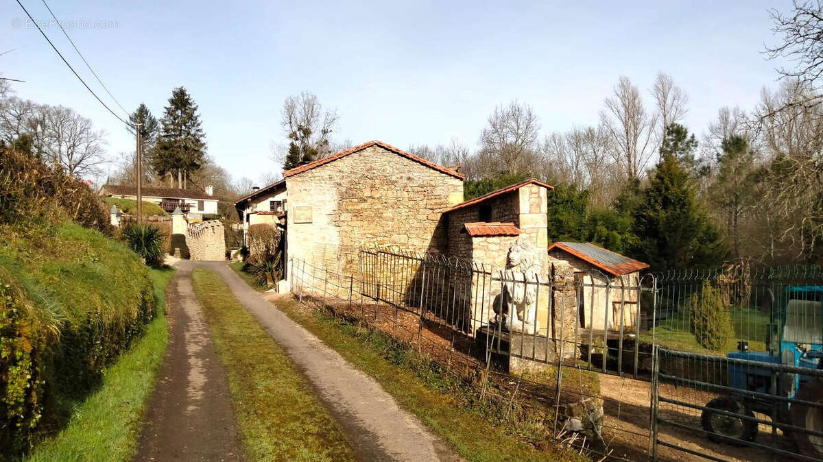 OVERVIEW - Maison à CHASSENEUIL-SUR-BONNIEURE