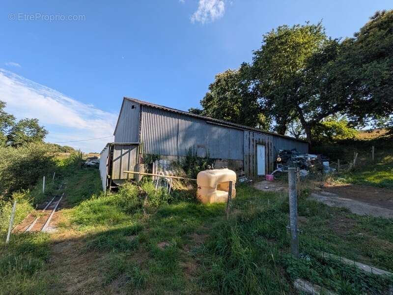 Séglien en campagne longère en pierre rénovée avec vie de plain pied de 243m², garage, atelier et dépendance parcelle de 7125m² - photo 22
