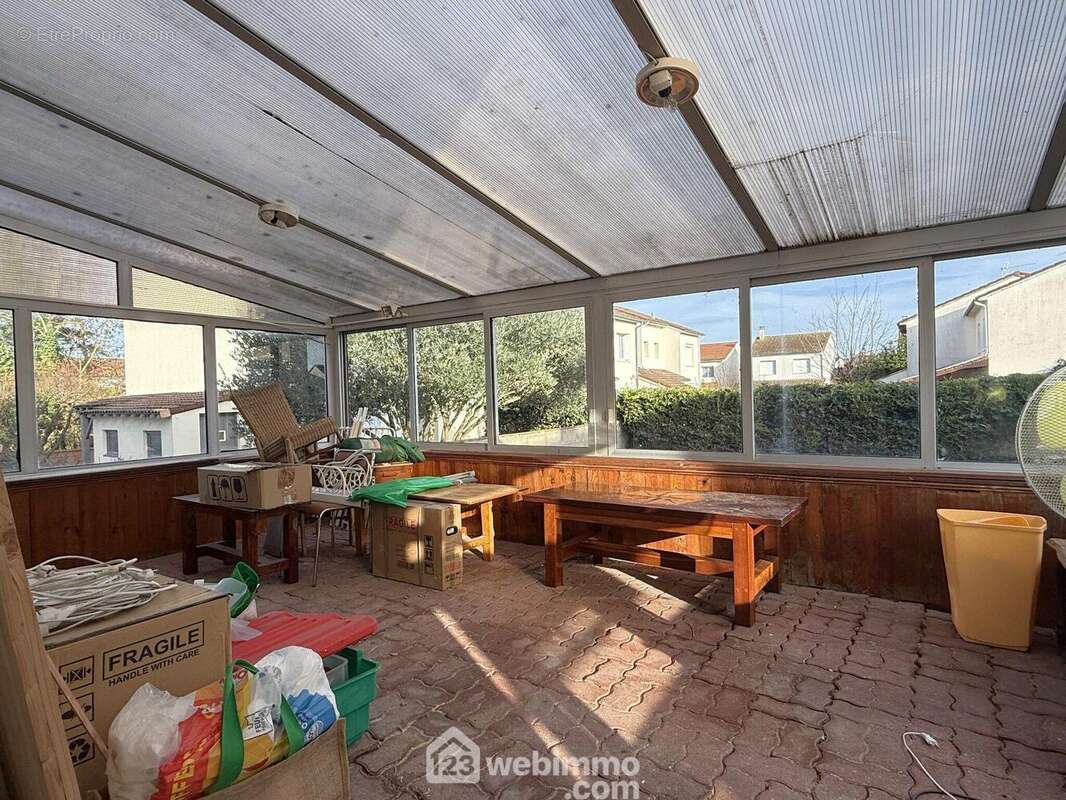 ... à la véranda (22 m2). - Maison à JAUNAY-CLAN