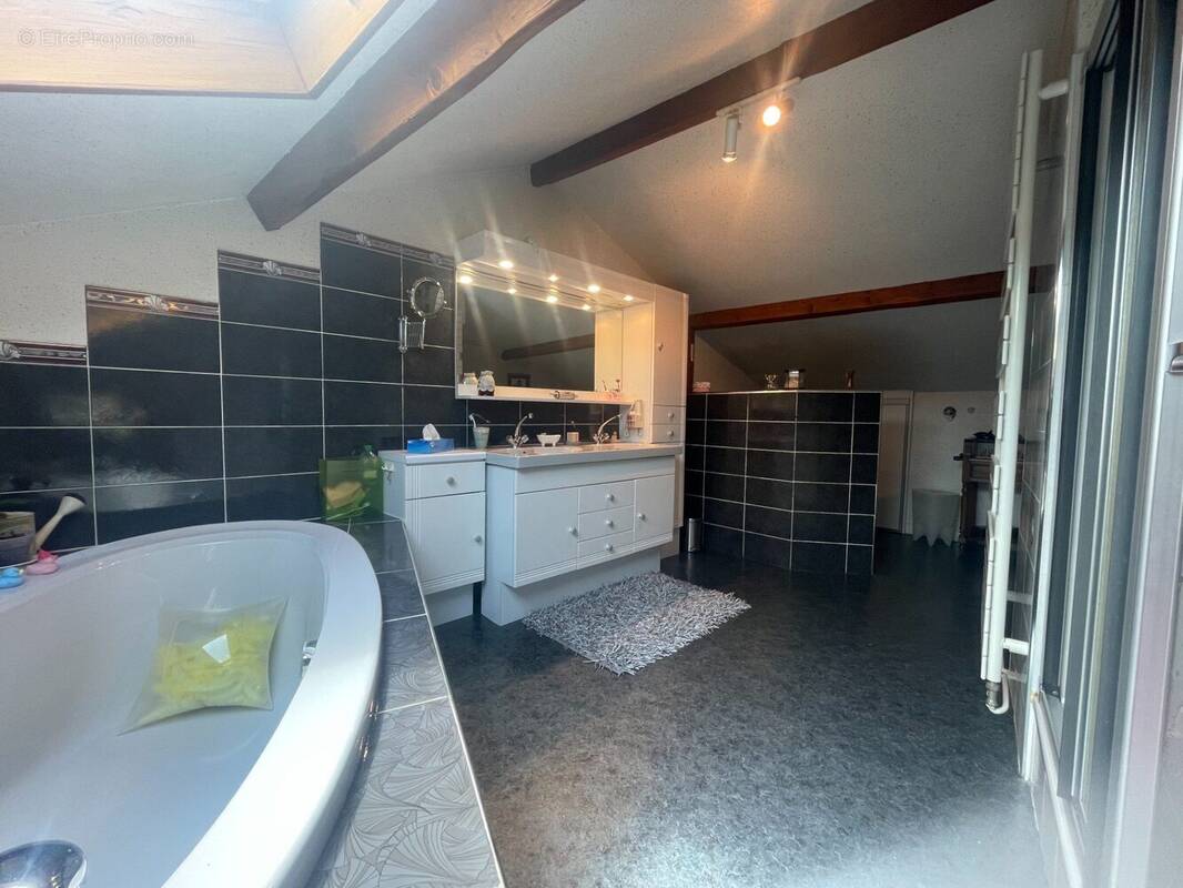 Maison à SAINT-GENES-CHAMPANELLE