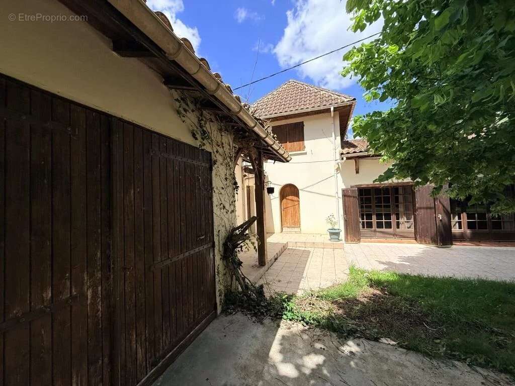 Maison à SAINT-CHRISTOLY-DE-BLAYE