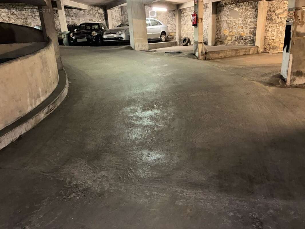 Parking à PARIS-11E