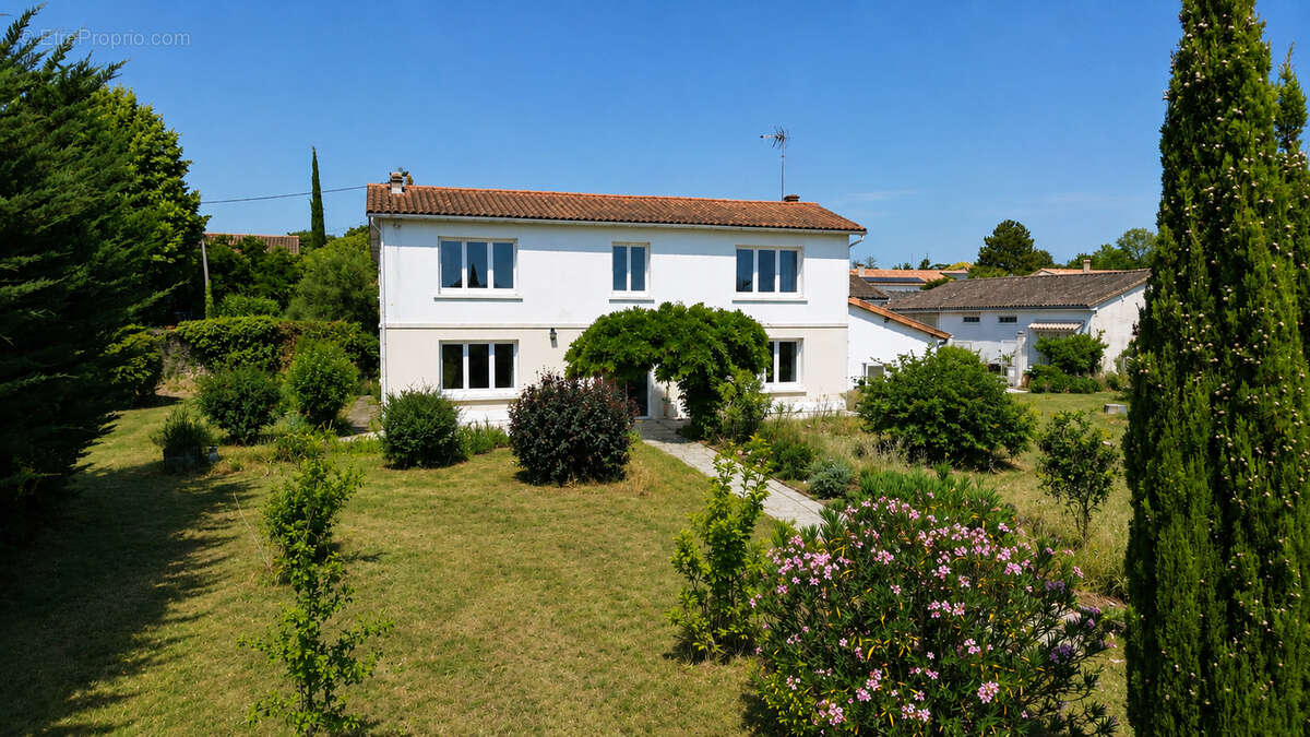 Maison à SAINT-YRIEIX-SUR-CHARENTE