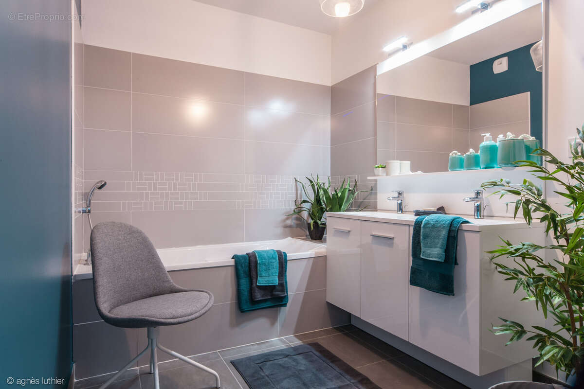 Appartement à SAINT-CLEMENT-DE-RIVIERE