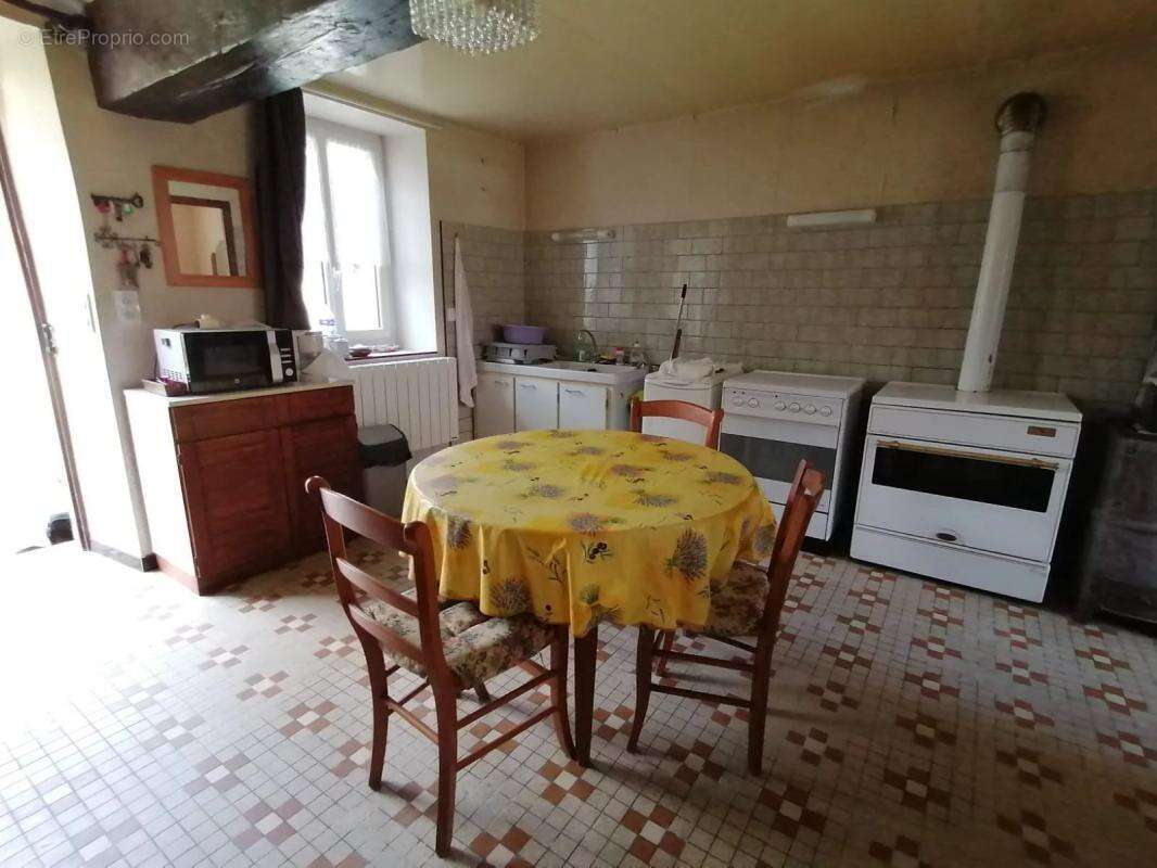 Maison à SAINT-SULPICE-LES-FEUILLES