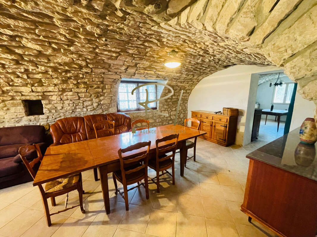 Maison à SAINT-JEAN-DE-MARUEJOLS-ET-AVEJAN