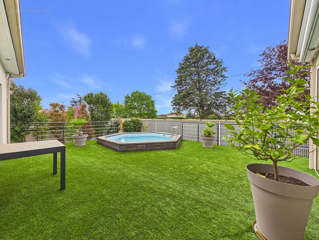 Maison récente plain pied de 106 m2 avec piscine et garage - photo 6