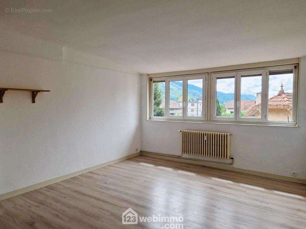 Appartement T2 de 51m² proche de toutes les commodités. - Appartement à ALBERTVILLE