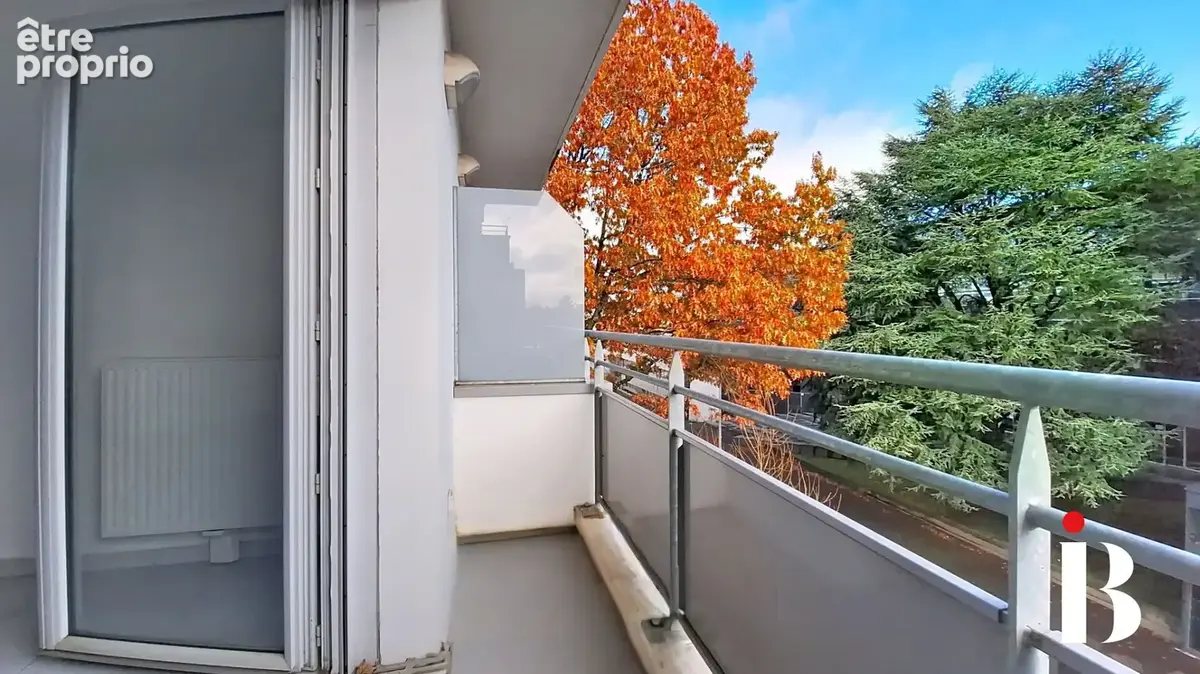 À Vendre T2 avec balcon , parking , ascenseur Résidence récente BEAUSEJOUR / LONGCHAMP - photo 3