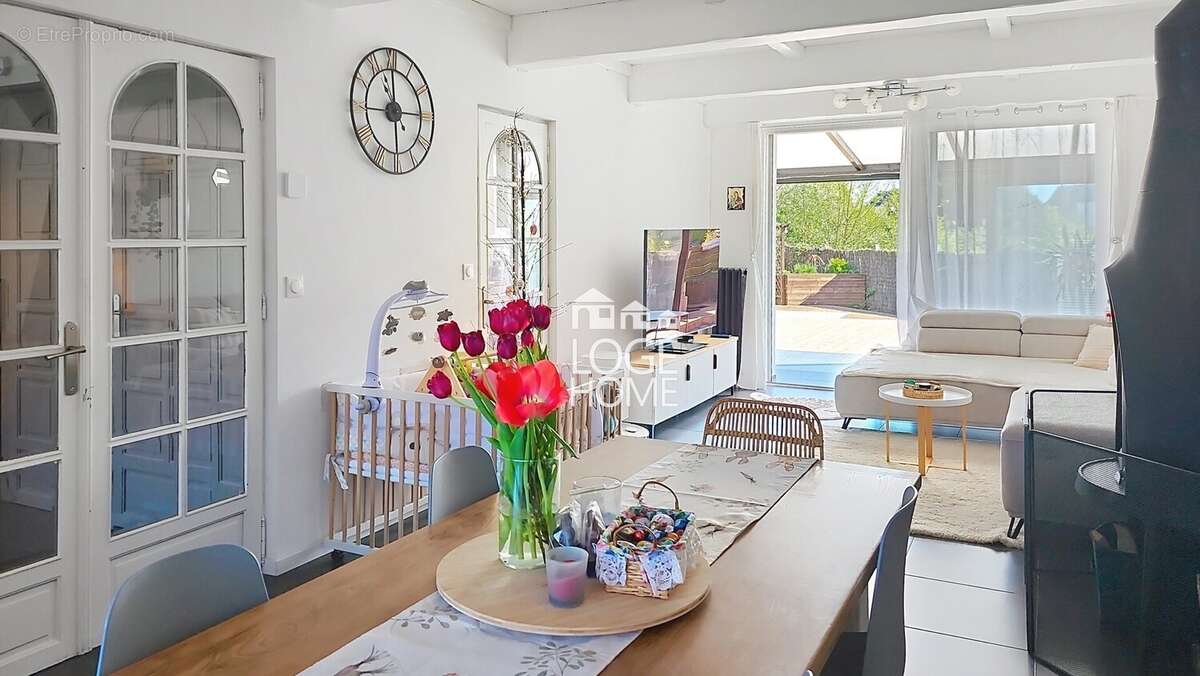 Séjour avec vue sur l'extèrieur - Maison à HENIN-BEAUMONT