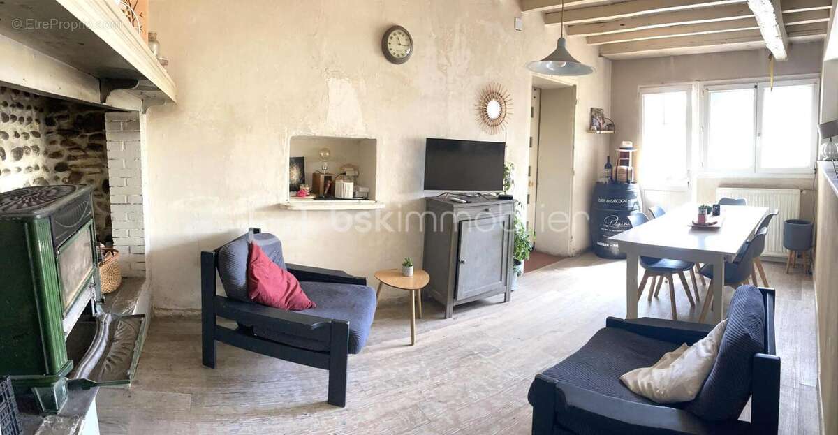 Maison de caractère avec dépendances et fort potentiel - photo 4