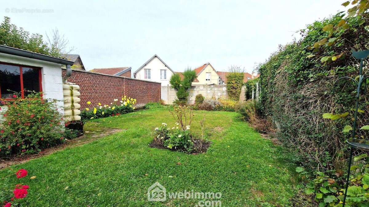 Erigée sur une parcelle de 333 m² - Maison à LAON