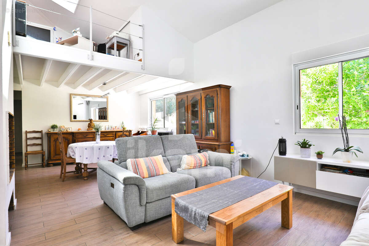 Superbe propriété avec piscine, dépendances et jardin paysager à deux pas des commodités - photo 4
