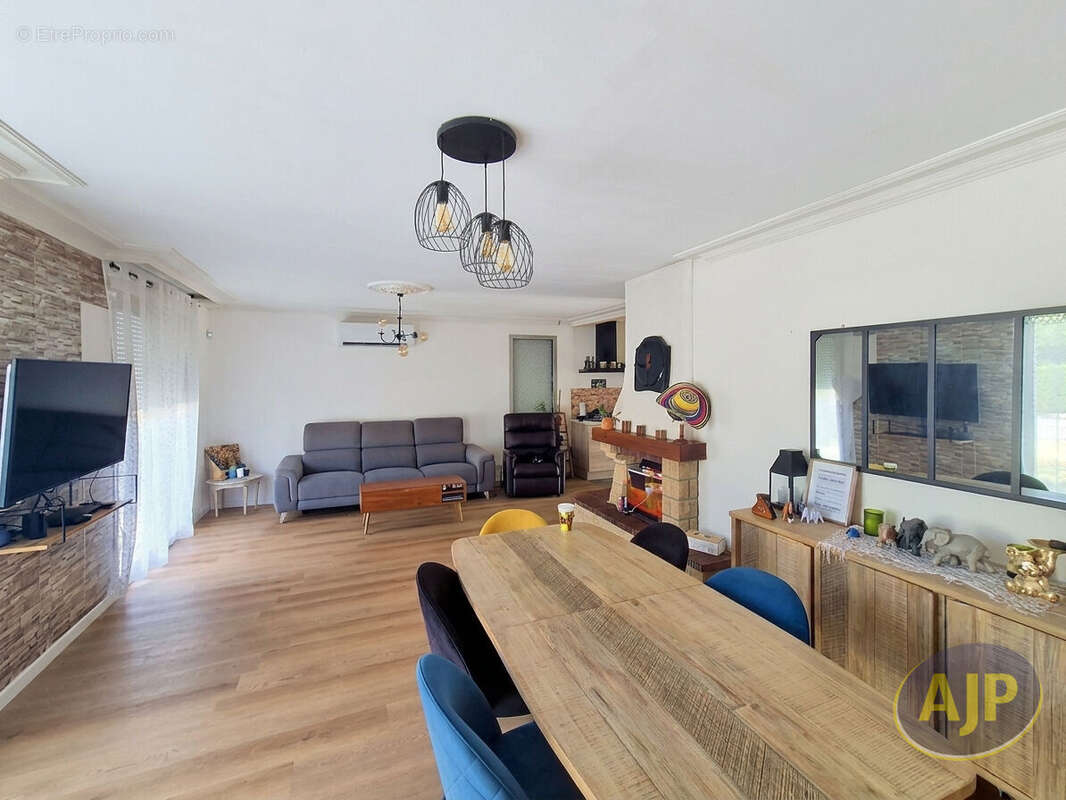 Maison Montaigu Vendee 4 pièce(s) 120 m2 - photo 4