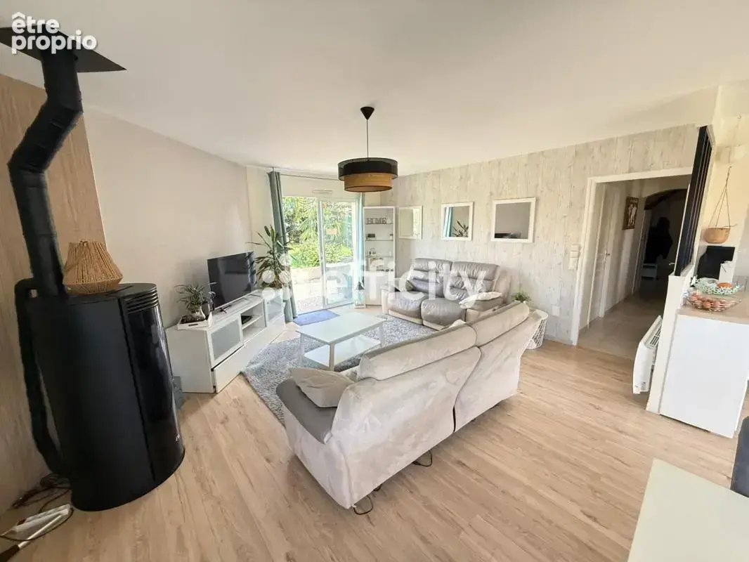 Maison 9 pièces 247 m² à vendre à La Roche-Sur-Yon (85000) - photo 2