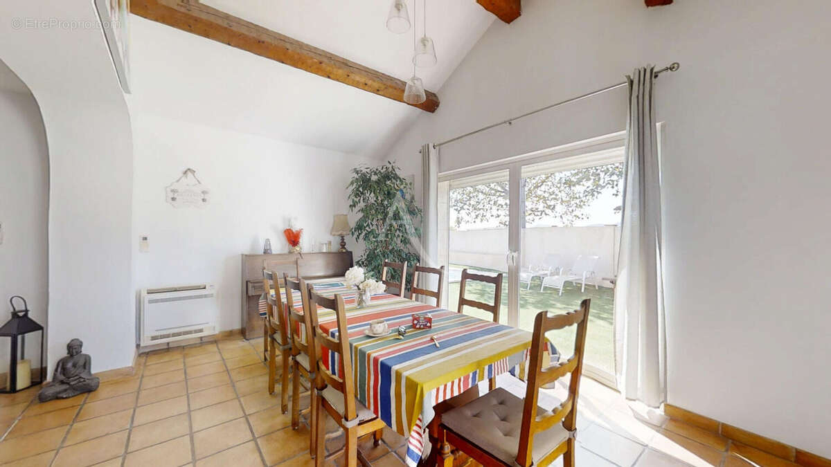 LA FARLÈDE - Propriété de charme de plain-pied avec studio indépendant, piscine et terrain de 10 300 m² - photo 5