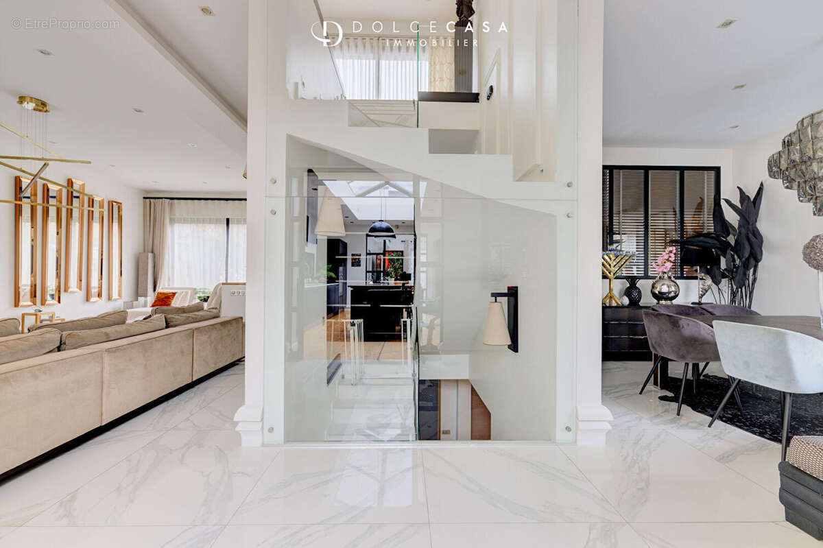 Maison d'Architecte Le Perreux Sur Marne 8 pièces et 4 chambres 247.39 m2 - photo 4